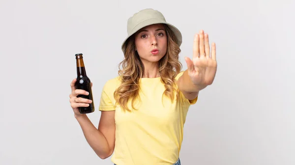 Ziemlich Dünne Frau Mit Ernstem Blick Die Die Handfläche Öffnet — Stockfoto