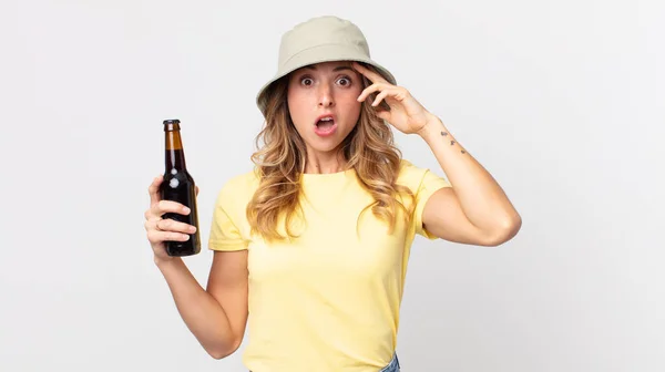 Гарна Тонка Жінка Виглядає Щасливою Здивованою Здивованою Тримає Пиво Концепція — стокове фото