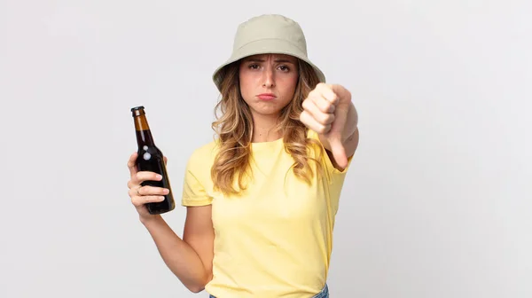 かなり薄い女性がクロスを感じ親指を立ててビールを持ってる 夏のコンセプト — ストック写真