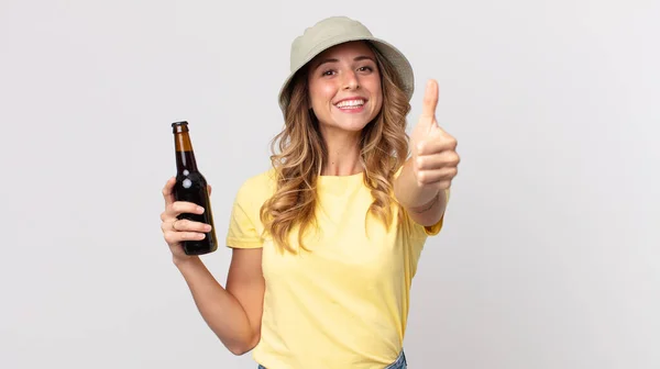 Pretty Thin Woman Feeling Proud Smiling Positively Thumbs Holding Beer — Stock Photo, Image