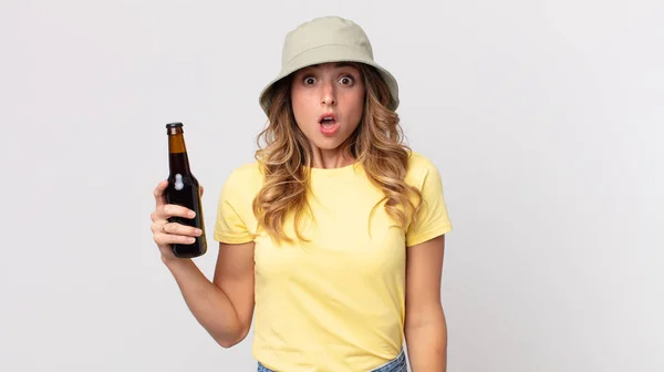 Vrij Dunne Vrouw Kijkt Erg Geschokt Verrast Houdt Een Biertje — Stockfoto