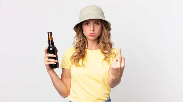 Гарна Тонка Жінка Відчуває Сердиту Роздратовану Бунтівну Агресивну Тримає Пиво — стокове фото