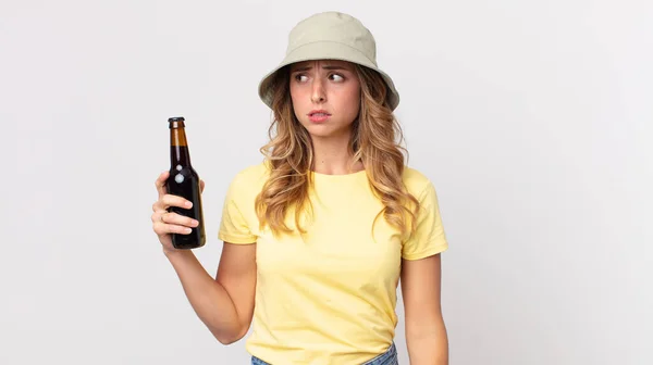 かなり薄い女性は悲しい 動揺や怒りを感じ 側面を見て ビールを持っています 夏のコンセプト — ストック写真
