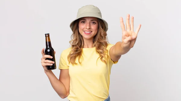 Гарна Тонка Жінка Посміхається Виглядає Доброзичливою Показуючи Четверту Тримаючи Пиво — стокове фото
