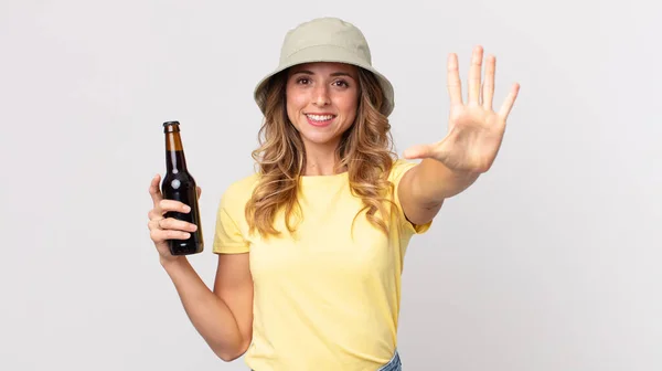 とても薄い女性は笑顔で友好的に見える5番目を見せてビールを持っています 夏のコンセプト — ストック写真