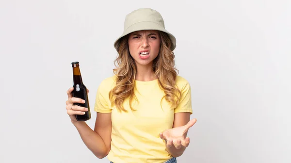 Assez Mince Femme Air Colère Agacé Frustré Tenant Une Bière — Photo