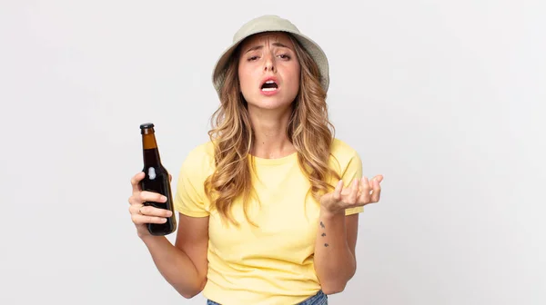 Mulher Muito Magra Olhar Desesperado Frustrado Estressado Segurando Uma Cerveja — Fotografia de Stock