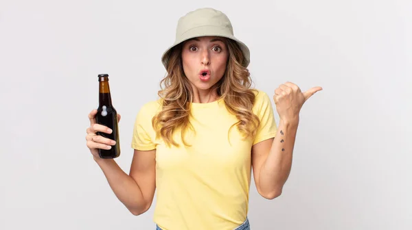 Jolie Femme Mince Regardant Étonné Dans Incrédulité Tenant Une Bière — Photo