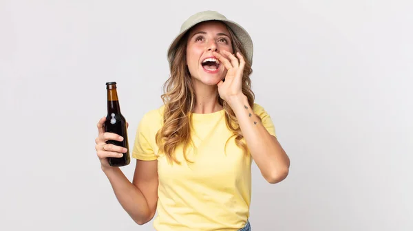 Mujer Muy Delgada Sintiéndose Feliz Dando Gran Grito Con Las — Foto de Stock