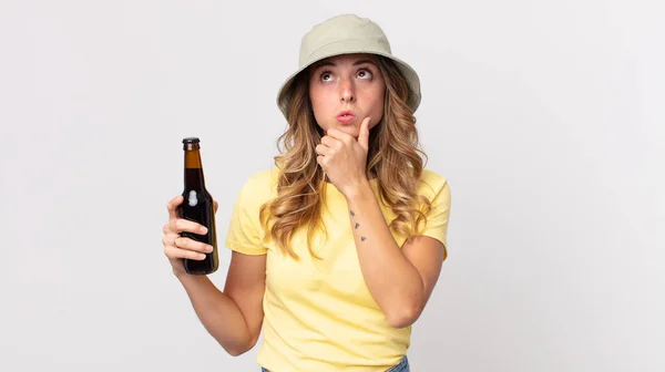 Femme Assez Mince Penser Sentir Douteux Confus Tenant Une Bière — Photo
