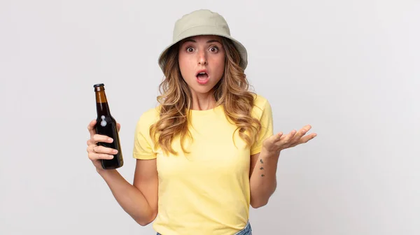 Assez Mince Femme Sentant Extrêmement Choqué Surpris Tenant Une Bière — Photo