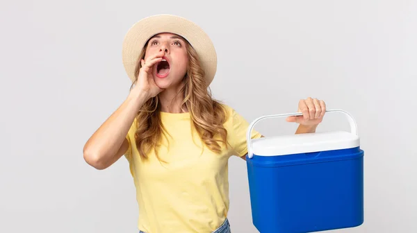 Pretty Thin Woman Feeling Happy Giving Big Shout Out Hands — Stock Photo, Image