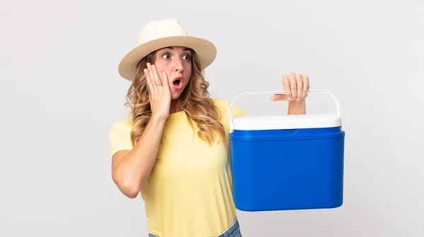 Vrij Dun Vrouw Gevoel Gelukkig Opgewonden Verrast Het Houden Van — Stockfoto