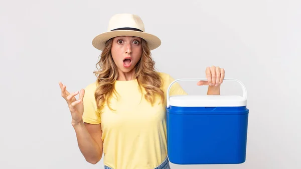 Pretty Thin Woman Feeling Extremely Shocked Surprised Holding Summer Picnic — Stock Photo, Image