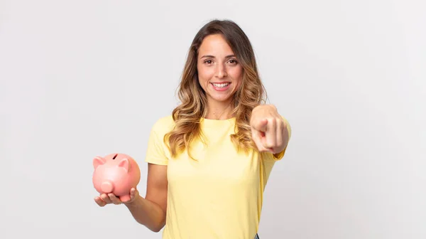 Mulher Muito Magra Apontando Para Câmera Escolhendo Você Segurando Banco — Fotografia de Stock