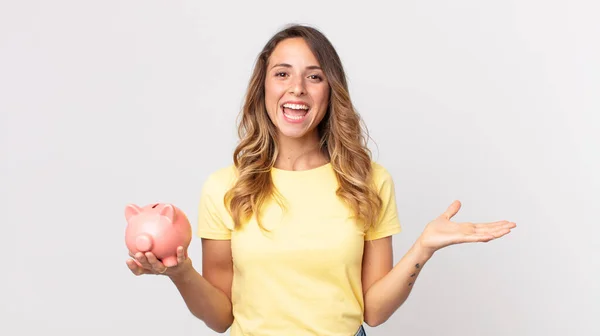 Mujer Bastante Delgada Sintiéndose Feliz Asombrada Por Algo Increíble Sosteniendo — Foto de Stock