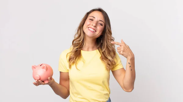 Mulher Muito Fina Sorrindo Confiantemente Apontando Para Próprio Sorriso Largo — Fotografia de Stock