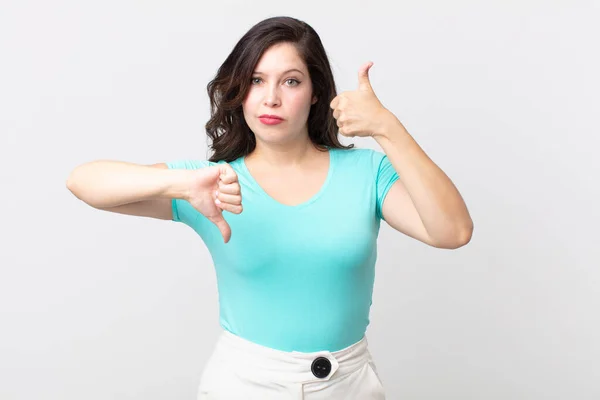 Mooie Vrouw Voelt Zich Verward Onwetend Onzeker Het Wegen Van — Stockfoto