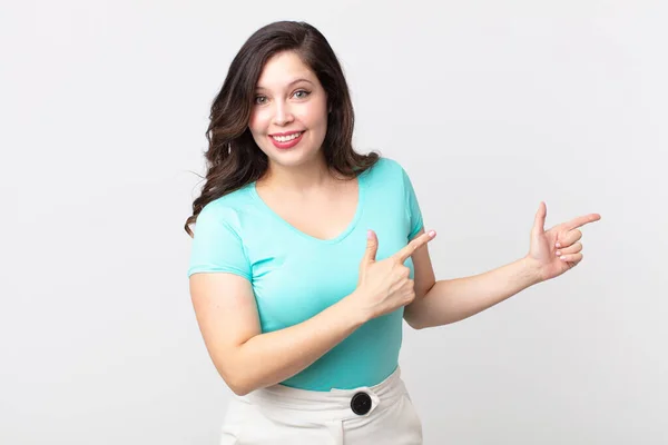 Bonita Mujer Sonriendo Felizmente Apuntando Hacia Lado Hacia Arriba Con — Foto de Stock