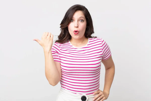 Pretty Woman Looking Astonished Disbelief Pointing Object Side Saying Wow — Stock Photo, Image