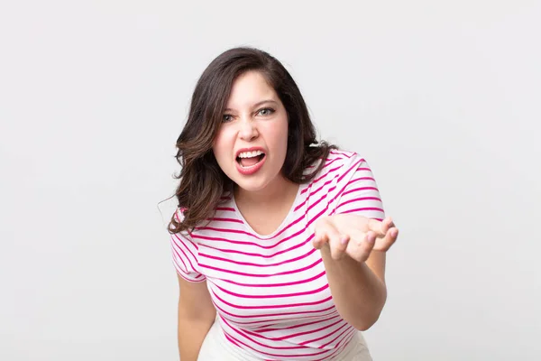 Mujer Bonita Mirando Enojado Molesto Frustrado Gritando Wtf Que Está — Foto de Stock