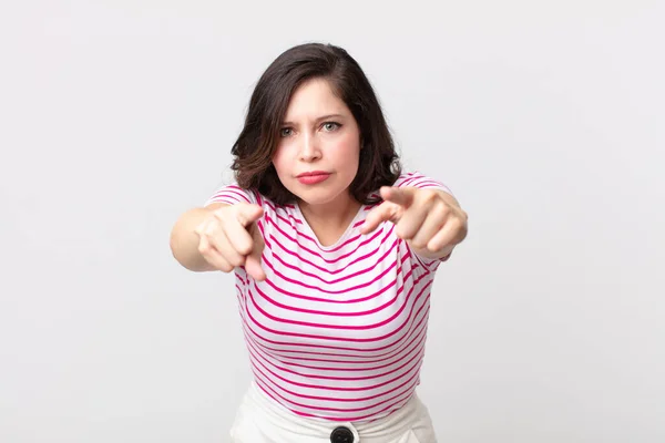 Bonita Mulher Apontando Para Frente Para Câmera Com Dois Dedos — Fotografia de Stock