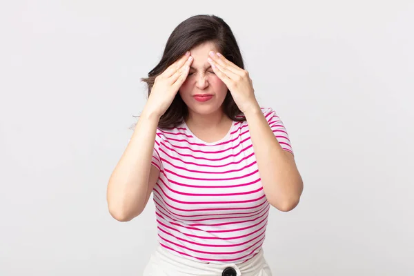 Mujer Bonita Mirando Estresado Frustrado Trabajando Bajo Presión Con Dolor —  Fotos de Stock