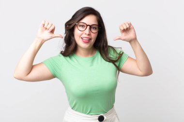 Güzel bir kadın gururlu, kibirli ve kendinden emin, mutlu ve başarılı görünüyor, kendini işaret ediyor.