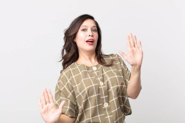 Güzel bir kadın sersemlemiş ve korkmuş hissediyor. Korkutucu bir şeyden korkuyor. Elleri açık ve uzak dur diyor.