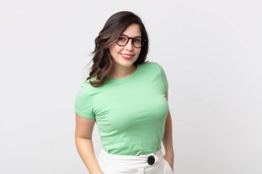 Güzel bir kadın neşeli ve rahat bir şekilde gülümsüyor. Olumlu, mutlu, kendinden emin ve rahat bir ifadeyle.