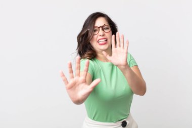 Güzel bir kadın korkmuş hissediyor, korku ve panik içinde geri çekiliyor ve bir kabusa tepki veriyor.