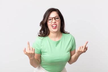 Güzel bir kadın kışkırtıcı, agresif ve müstehcen hissediyor. İsyankar bir tavırla orta parmağını hareket ettiriyor.