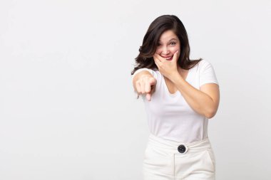 Güzel bir kadın sana gülüyor, kamerayı gösteriyor ve seninle dalga geçiyor ya da alay ediyor.