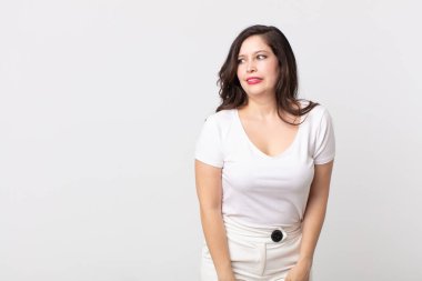 Güzel bir kadın endişeli, stresli, endişeli, korkmuş, panikleyen ve dişlerini sıkan.