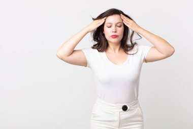 Güzel bir kadın konsantre olmuş, düşünceli ve ilham verici, beyin fırtınası yapıyor ve hayal kuruyor.