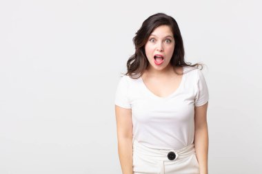 Güzel bir kadın şok olmuş ya da şaşırmış görünüyor, ağzı açık bir şekilde 