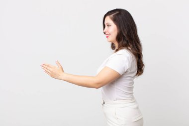 Güzel bir kadın gülümsüyor, seni selamlıyor ve başarılı bir anlaşma için el sıkışmayı teklif ediyor, işbirliği konsepti.