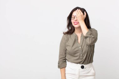 Güzel bir kadın gülüyor ve alnına şaplak atıyor. Unuttum ya da aptalca bir hataydı. 