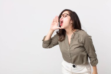 Güzel bir kadın öfkeyle ve yüksek sesle bağırarak kenardaki boşluğu kopyalamasını söylüyor.