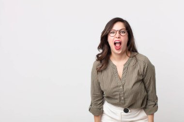 Güzel kadın korkmuş ve şok olmuş hissediyor, ağzı açık bir şekilde şaşkınlık içinde.