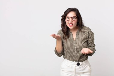 Güzel bir kadın bilgisiz ve kafası karışık, hangi seçeneği seçeceğinden emin değil, merak ediyor.