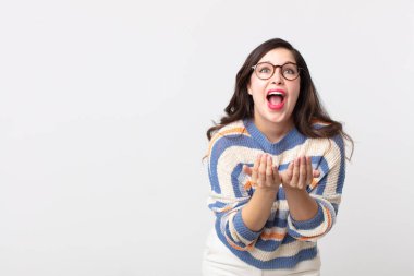 Güzel bir kadın umutsuz ve hayal kırıklığına uğramış, stresli, mutsuz ve sinirli, bağırıyor ve çığlık atıyor.