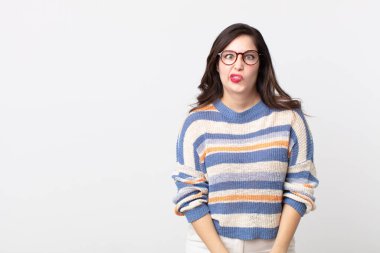 Güzel bir kadın aptal ve komik görünüyor. Şaşı bakışlı, şakacı ve şakacı.