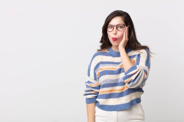 Güzel bir kadın ağzı açık bir şekilde yüz yüze inanmayarak şok olmuş ve hayrete düşmüş hisseder.