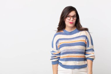 Güzel bir kadın kendini şaşkın ve şüpheci hissediyor, merak ediyor ya da karar vermeye çalışıyor.