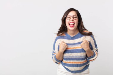 Güzel bir kadın zaferle bağırıyor, gülüyor, mutlu ve heyecanlı hissediyor başarıyı kutlarken.