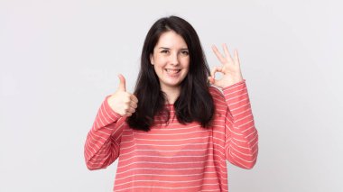 Güzel bir kadın kendini mutlu, şaşkın, tatmin olmuş ve şaşırmış hissediyor.