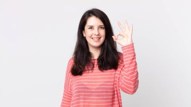 Güzel bir kadın kendini mutlu, rahat ve tatmin olmuş hisseder. Onayını iyi bir hareketle gösterir.