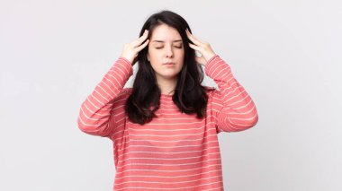 Güzel bir kadın konsantre olmuş, düşünceli ve ilham verici, beyin fırtınası yapıyor ve hayal kuruyor.