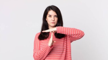 Güzel bir kadın ciddi, sert, kızgın ve hoşnutsuz görünüyor.